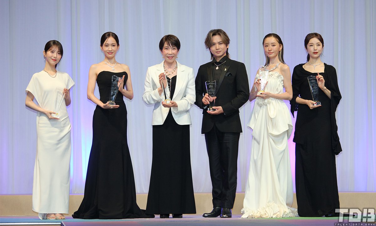 talent_databank's tweet photo. 「第37回 日本ジュエリー ベストドレッサー賞」表彰式

20代部門：浜辺美波
30代部門：前田敦子
40代部門：松本まりか
50代部門：高岡早紀
特別賞 エンターテイナー部門：堂本光一
特別賞：高市早苗内閣総理大臣

https://t.co/zYAmM0MX9l 

#日本ジュエリーベストドレッサー賞 https://t.co/FDL1PI2PF0