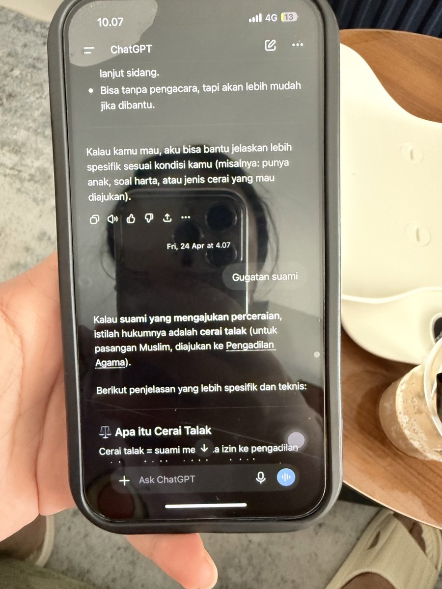 atokdalangs4's tweet photo. Jujur aku kaget banget pas baca isi ChatGPT suamiku. Padahal aku baru banget lahiran, dan selama ini dia baik banget sama aku. Makanya aku benar-benar nggak nyangka lihat isi chatnya seperti itu. 😭😭😭

Jujur boleh nggak sih kalau aku nangis? Rasanya aku jadi merasa kurang dan mulai mempertanyakan diri sendiri. 💔