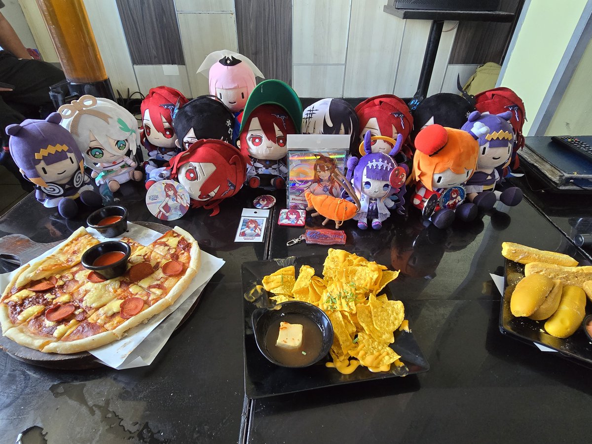 Mikifune's tweet photo. Thank you for the awesome performance ladies! Here's some good noms for your hard work! 🤎 Got to spend time with fellow Rosarians as well. #holoserendipity #justchads #BFkingdom https://t.co/yrROQp9uZX