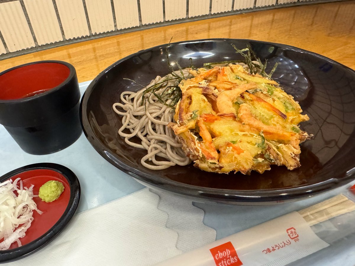 yahiros's tweet photo. ひさに勾当台公園の食堂へ。
頼まれてからかき揚げを揚げてくれるのです。
ヒマラヤ杉に小人さん。 https://t.co/XLDdqNTmMd