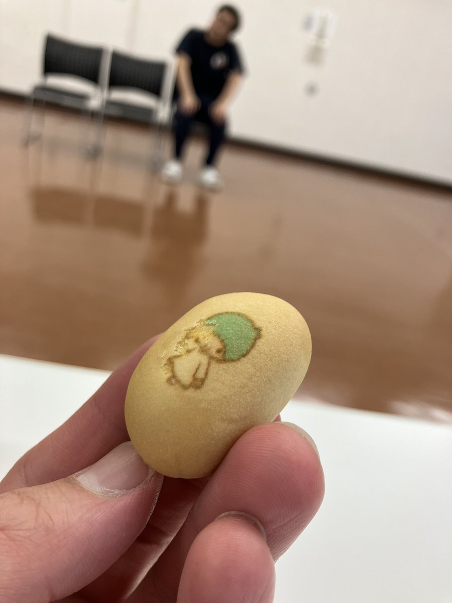 yuichihara's tweet photo. やべぇ！初通し稽古が始まる！あと３分！写真はきらちゃんのサンリオみやげ越しのあねちゃん。アイアムキキララ推し。

#げんたま2026 https://t.co/hol4RHo8jm