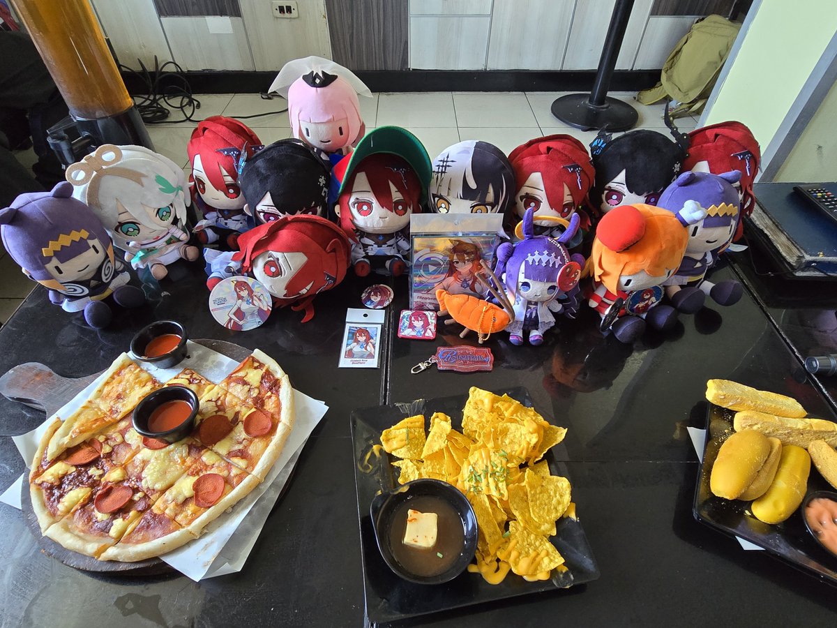 Mikifune's tweet photo. Thank you for the awesome performance ladies! Here's some good noms for your hard work! 🤎 Got to spend time with fellow Rosarians as well. #holoserendipity #justchads #BFkingdom https://t.co/yrROQp9uZX