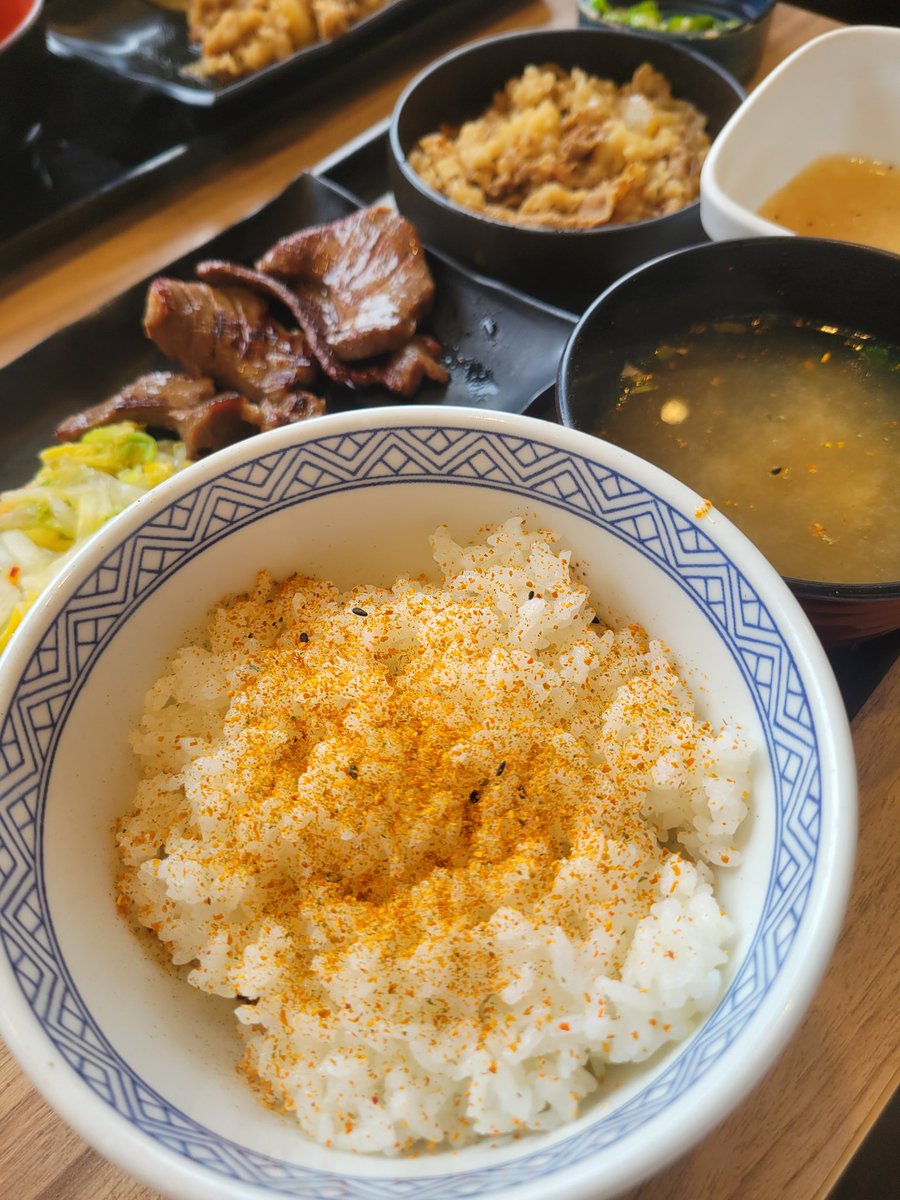 p_man005's tweet photo. 市場帰りに朝から牛タン食ってみた🐮👅
これから昼だけど何食べようかな…… https://t.co/L0gRda1GWc