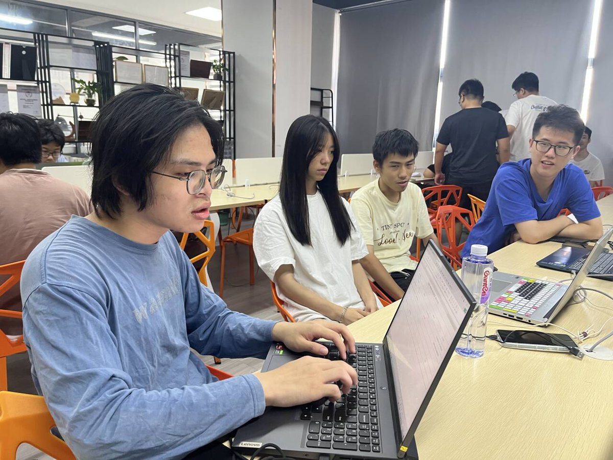 DaniBodor's tweet photo. Working as a team makes every goal easier to reach!  We nailed today’s project milestone together—proud of this crew!， https://t.co/8P1FGtqi9t