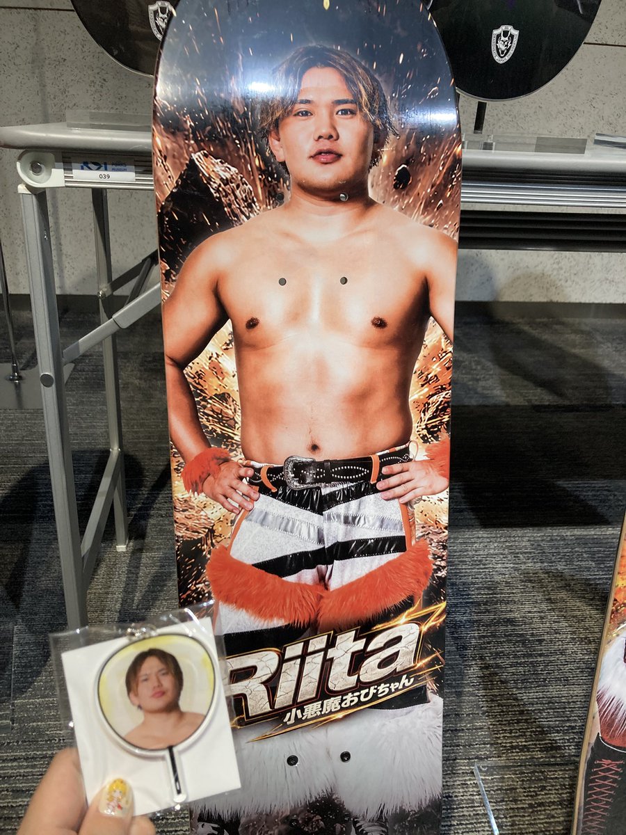 otemoto_warui's tweet photo. せっかく写真撮ってもらったのにデコはテカってるしなんかニタニタしててキモすぎた😂
マドラーもう1本ほしかったな

#DRAGONGATE
#なんばパークスミュージアム https://t.co/JhAyTqOrTp