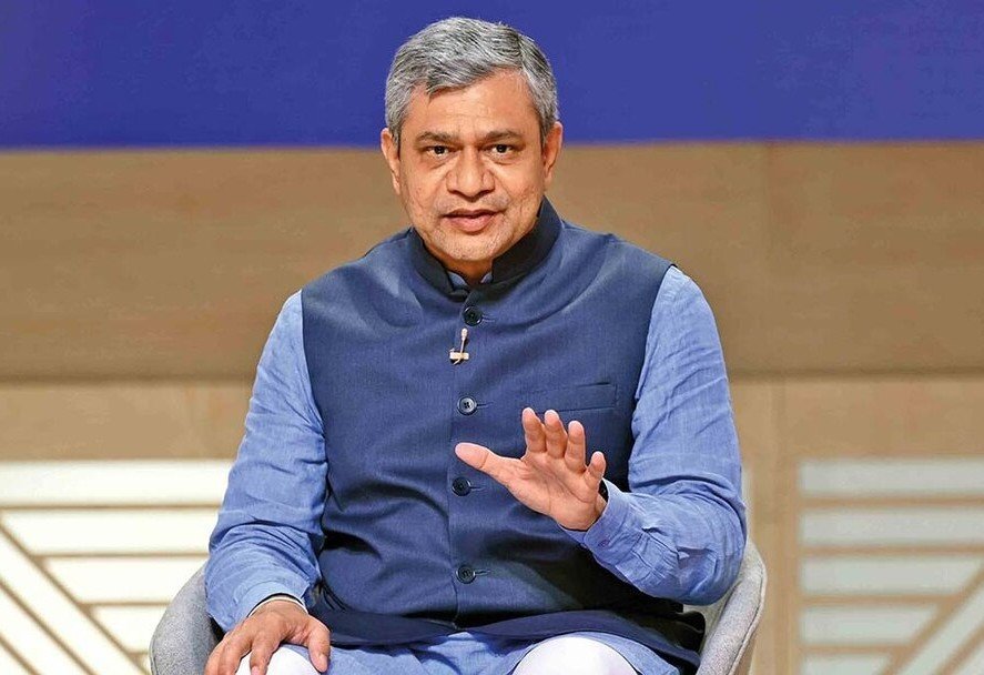beatsinbrief's tweet photo. 🚨 JUST IN: Railway Minister Ashwini Vaishnaw will inaugurate tunnel-boring work for the Mumbai–Ahmedabad Bullet Train project, marking the first use of a tunnel boring machine (TBM) for 🇮🇳 India's first high-speed rail corridor. https://t.co/sByIz8I4Eh