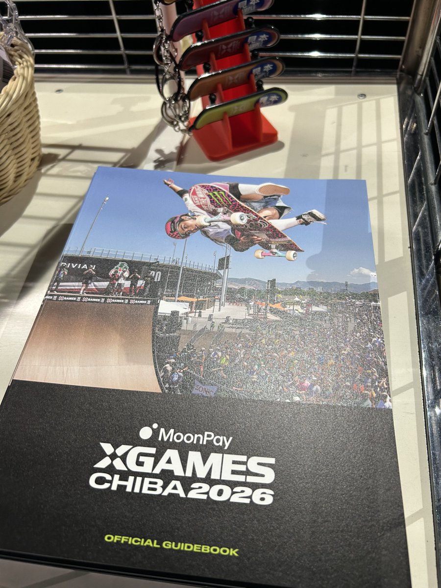 XGamesJPN's tweet photo. 大会テーマソング「BAM-BOO」を担当するIMP.の独占インタビュー＆撮り下ろし写真を掲載！📸

ここでしか見られないIMP.の特別コンテンツは必見です👀

大会をもっと楽しめる「Xゲームズ千葉2026 公式ガイドブック」（税込1,500円）が今年も登場！

スケートボードやBMXのルール・トリック解説、注目選手の紹介、大会の見どころ、Xゲームズの歴史まで、観戦前にチェックしておきたい内容が満載です✨

初めて観戦する方も、コアファンも楽しめる一冊。
会場限定販売となりますので、ぜひお見逃しなく！

#XGamesChiba2026
🗓️ 7/4(土)・5(日)
📍 幕張メッセ
🎫 https://t.co/AxVn2QYy9k

#XGames #XGamesJapan #スケートボード #BMX #IMP.