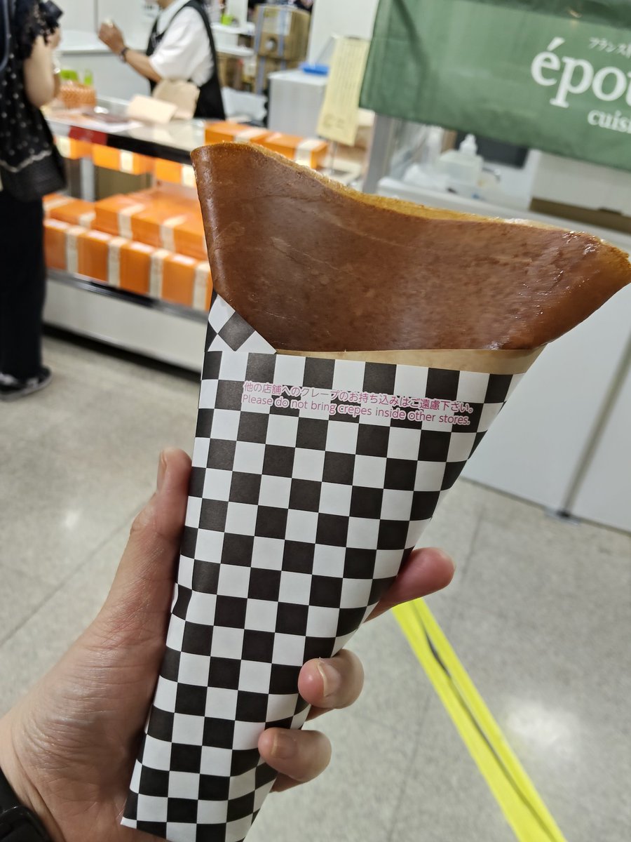 syokoneh's tweet photo. 神戸のバタークレープ専門店が来ると聞きつけ船橋東武の粉博に参上。ヒステリックジャムさんのバターシュガークレープいざ🥷

生地パリパリもちもちウマウマ。出来たて最高!!

よつ葉バターしみしみジューシー♪シュガーはもっとジャリジャリが好みですが（笑）熱々で大変ウマウマでした!!

#クレープ https://t.co/wYndXC7PUR
