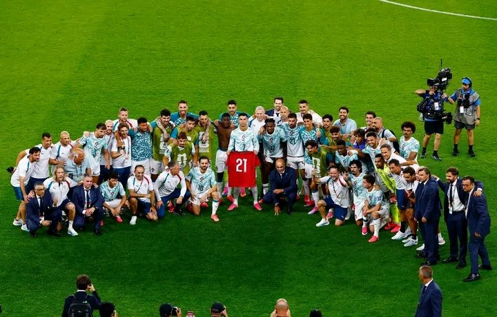JeanEkila's tweet photo. Le Portugal a rendu un hommage très émouvant à , un an après sa disparition.

Lors du match, et ses coéquipiers ont porté des gestes forts de souvenir. 

Un moment plein d’émotion qui montre que Diogo Jota reste dans le cœur des Portugais.
#Veritas #Football #Portugais https://t.co/9MDkcRs8yf