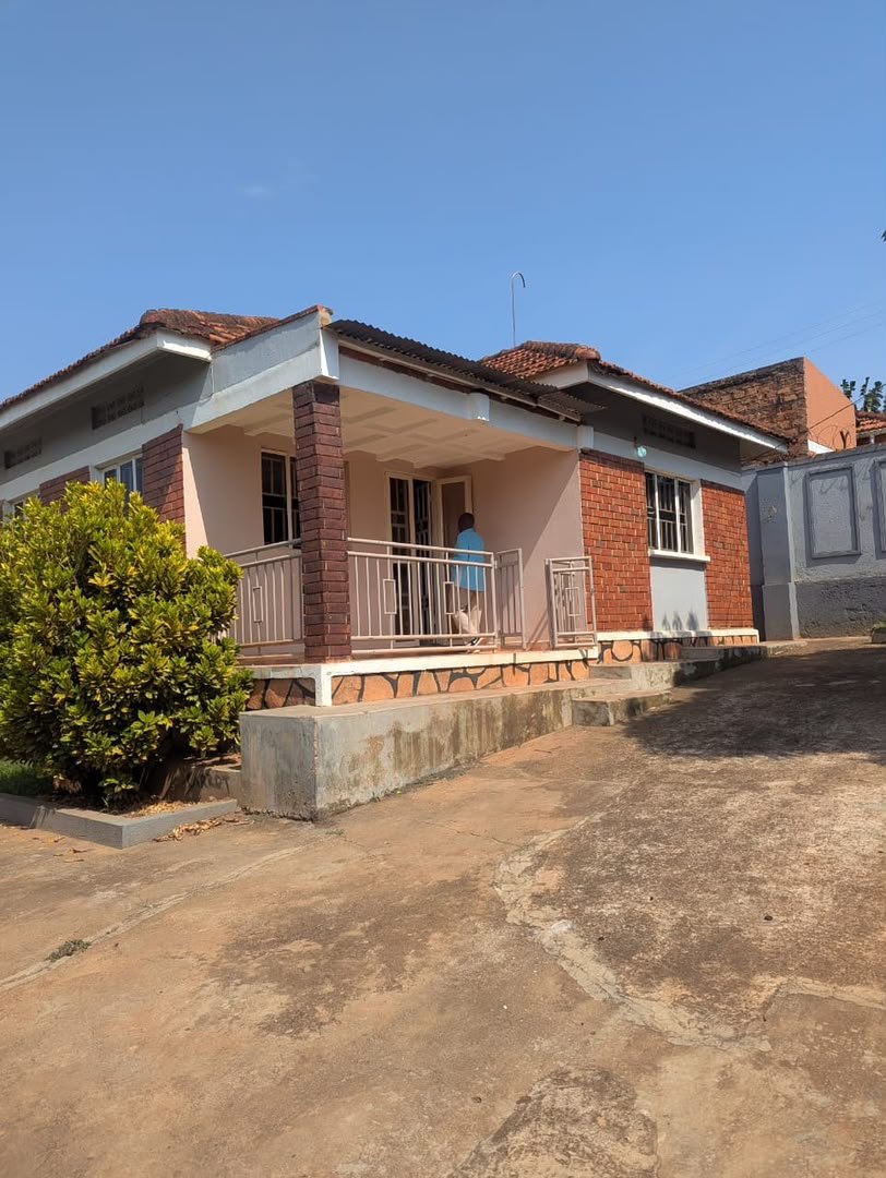kainosExploits's tweet photo. House for sale in Naalya Estate
3 bedrooms + Maids quarters

Plot size 12 decimals
Price 390M ugx +256 776 533 521 https://t.co/7xs6lirTFa
