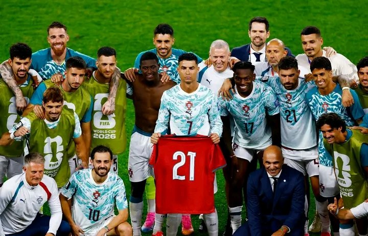 JeanEkila's tweet photo. Le Portugal a rendu un hommage très émouvant à , un an après sa disparition.

Lors du match, et ses coéquipiers ont porté des gestes forts de souvenir. 

Un moment plein d’émotion qui montre que Diogo Jota reste dans le cœur des Portugais.
#Veritas #Football #Portugais https://t.co/9MDkcRs8yf