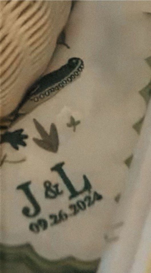josephstear's tweet photo. Todo esse auê do casamento da Taylor me lembrou do quão estressante foi pra nós, fãs da Lana, saber que ela tava se casando e só ver detalhes da celebração UM ANO DEPOIS -que foi quando a mesma resolveu postar as fotos https://t.co/zIFXZp6yA7