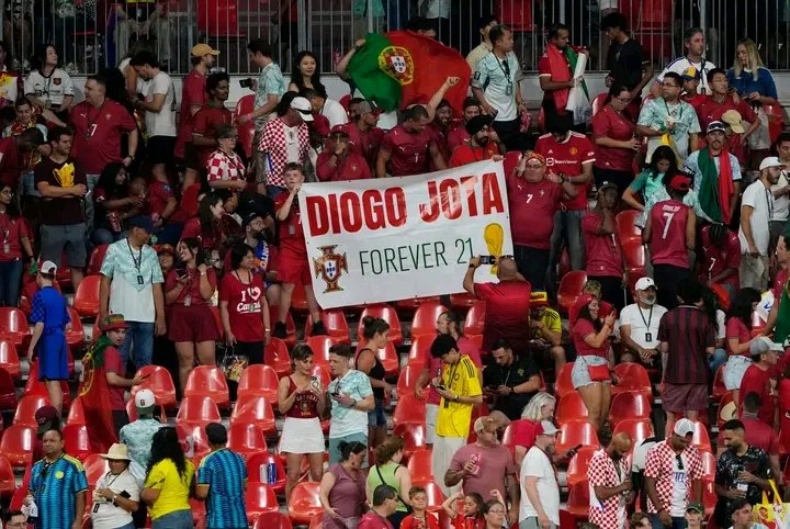 JeanEkila's tweet photo. Le Portugal a rendu un hommage très émouvant à , un an après sa disparition.

Lors du match, et ses coéquipiers ont porté des gestes forts de souvenir. 

Un moment plein d’émotion qui montre que Diogo Jota reste dans le cœur des Portugais.
#Veritas #Football #Portugais https://t.co/9MDkcRs8yf
