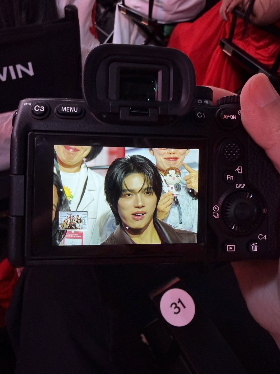 WinmetawinO's tweet photo. พี่วินทำท่าร้อนในหน่อยค่ะ

WIN ULTIMUNE JOURNEY BKK

#JourneywithWIN #winmetawin
#ULTIMUNE #ShiseidoUltimune 
#ShiseidoThailand https://t.co/6vl75plaWO