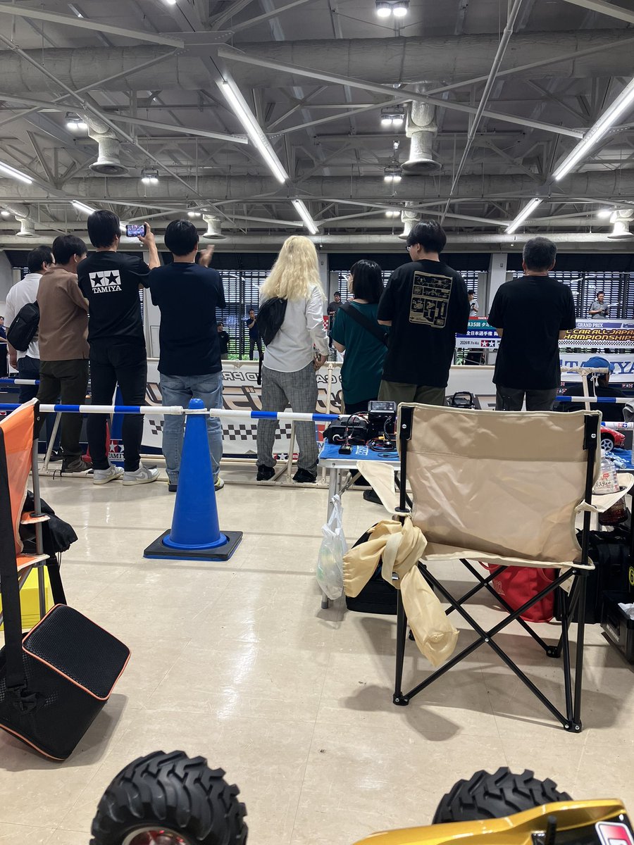 toshiotter's tweet photo. いつの間にか金髪の人が.....

#タミヤグランプリ関西大会
#どこでも鈴木 https://t.co/bX9CNwUE9k