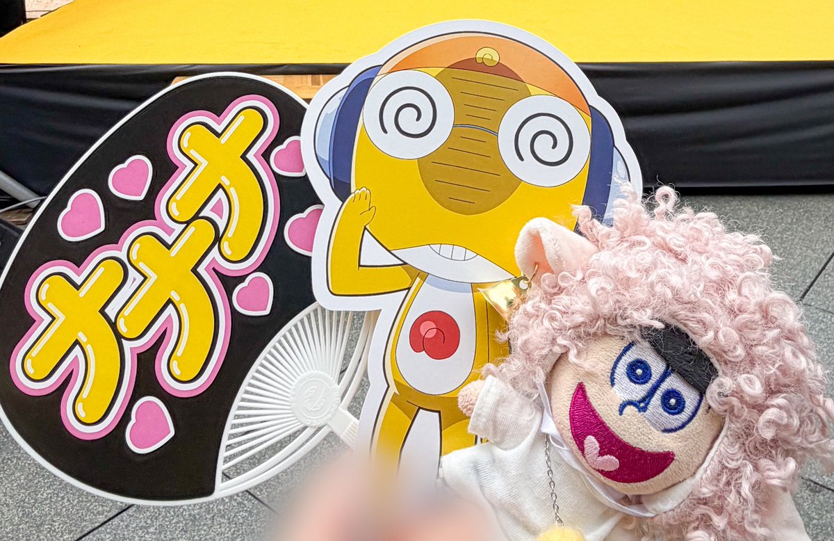 nenenenekoo's tweet photo. #ナナナのバースデーパーティ2026

ナナナさんお誕生日おめでとうございます！
今年もお祝いできてうれしいです💛
目が光る缶バッジすごいね！
家宝にするね！！ https://t.co/oOQ4tLVQAq
