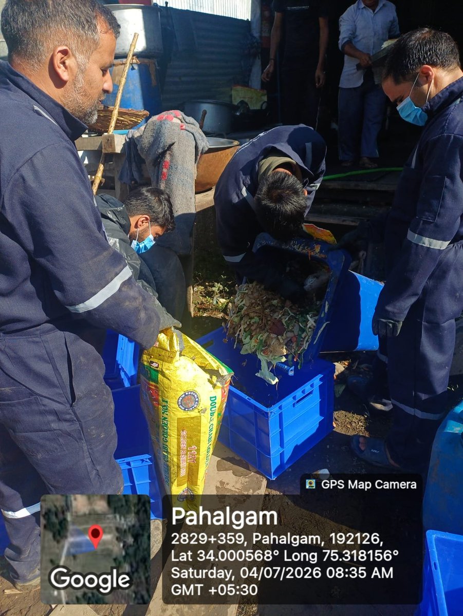 mission_sbm's tweet photo. Waste collection operations continue in full swing across both Baltal &amp; Pahalgam axes, with sanitation workers working tirelessly to keep the Yatra routes clean, safe &amp; environmentally sustainable. 
@ShriSasb @MoJSDDWS @OfficeOfLGJandK https://t.co/9Mph2nZ0t3