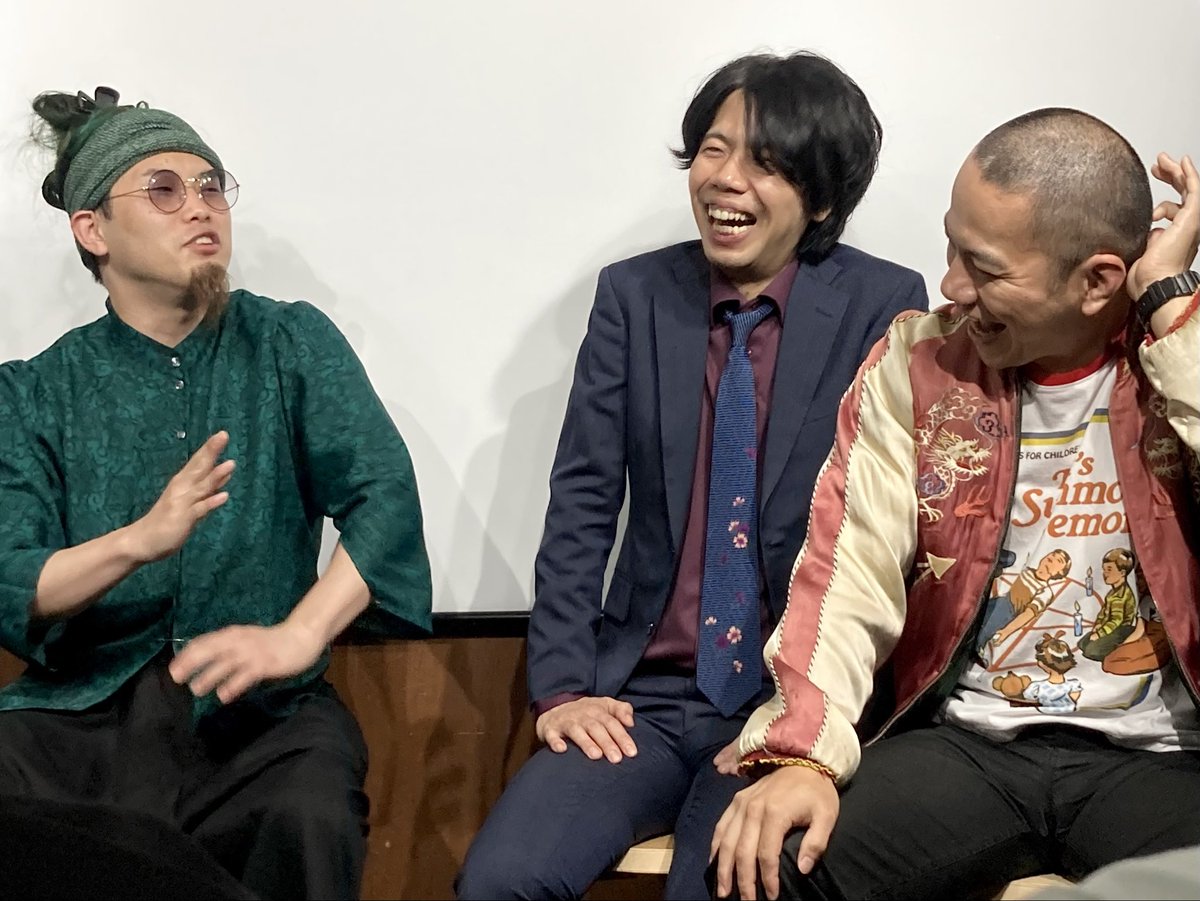 NKC_2nd's tweet photo. 3組が入れ替わりでヤングとトーク🗣
→ザ・カンボジーヤ(めちゃくちゃ良😸2人の個性応援したい❕)
→ザ・ワールドイズマイン(やばすぎてもっと話聞きたいw)
→馬肉くじら(ネタの野方区民ホールの地下←爆笑😹5分でまとめたハトコと●●●話もおもしろかった)

OPで出待ち許可出たのも笑った😹 https://t.co/SWLgLPJ0Yp