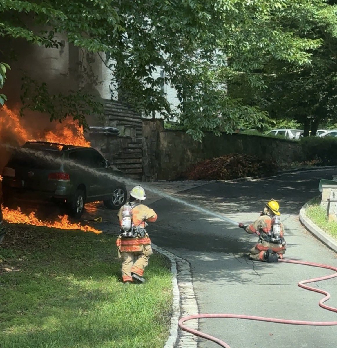 mcfrsPIO's tweet photo. ICYMI (7/3 about 3p) Lake Potomac Dr, Potomac; dispatched as vehicle fire, @mcfrs PE730 encountered 5 vehicles, an enclosed trailer &amp; brush on fire; owner had used ‘jump pack’ on a vehicle's battery when he noticed smoke, fire quickly spread to others; Damage ~$20K;  no injuries https://t.co/FVHYRhgt9x