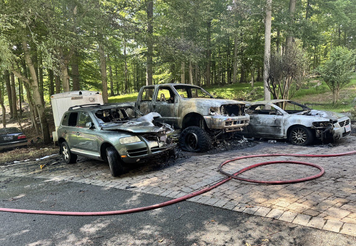 mcfrsPIO's tweet photo. ICYMI (7/3 about 3p) Lake Potomac Dr, Potomac; dispatched as vehicle fire, @mcfrs PE730 encountered 5 vehicles, an enclosed trailer &amp; brush on fire; owner had used ‘jump pack’ on a vehicle's battery when he noticed smoke, fire quickly spread to others; Damage ~$20K;  no injuries https://t.co/FVHYRhgt9x