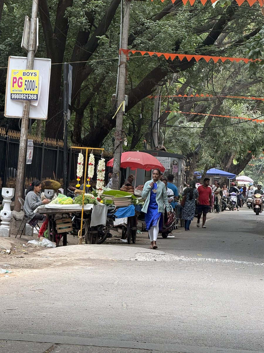 kiranms87's tweet photo. Footpaths are occupied again at Vijayanagar. @krishnabgowda @mkrishnappa_MLA . 

Sir you both are doing good and I understand once it’s cleared people should understand but if you stress again on these footpath vendors and remove they don’t come back.. https://t.co/6ejYQyIB2B