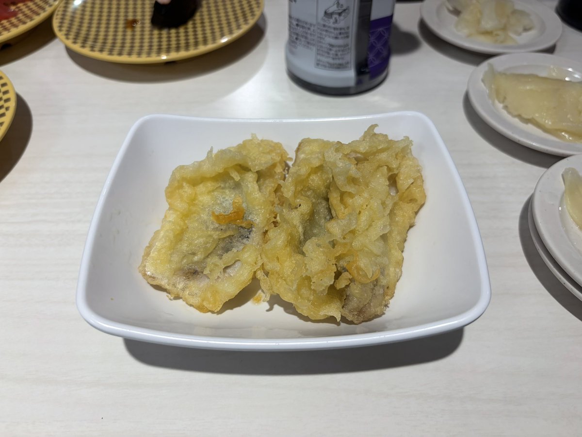 lotus_hoshi's tweet photo. 上野の魚べいが穴場すぎる件

この8皿食べても税込1,300円❗️
鯵の天ぷら揚げたて200円❗️
ちゃんとネタが大きいしすぐ来る❗️
平日はうどんラーメン180円だし、100円ネタ80種類以上なのに入店待ち時間なし❗️

なんでみんな来ないの❓
混んでほしくないけど潰れてほしくもないから宣伝…

#上野 #魚べい https://t.co/CyYNNyPmlw