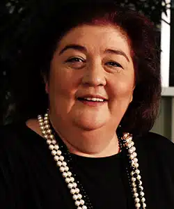 PopFestTR's tweet photo. Meral Okay, Muhteşem Yüzyıl fikrinin nasıl doğduğunu yıllar önce şöyle anlatmıştı.

“Çok tarih okuyan biriydim. Kanuni dönemini okurken karakterler gözümde parlıyordu. Kanuni, Hürrem, İbrahim, Mustafa… Hepsi çok güçlüydü.

Bir yazar olarak o ışıltıyı görmezden gelemezdim. Resmi tarih ve zaferler benim için fonda kalıyordu. Ben o karakterlerin psikolojisini anlatmak istedim. Aşklarını, tutkularını, nefretlerini ve iktidar oyunlarını gördüm.

Hürrem'i görmezden gelmek mümkün değildi. Kanuni’nin Hürrem'e aşkı gizli saklı bir şey değildi.

Daha projeyi Timur Savcı'ya anlattığımda hiç tereddüt etmedi. Timur bana direkt, “Biz bu işi yaparız,” dedi. Başlarken “Ya tutmazsa?” diye düşünmedik. Sadece hayalimizi gerçekleştirmek istedik. Bu iş için 2,5 yıl emek verdim. Muhteşem Yüzyıl benim çocuğumdu; elini bırakmayacaktım.”