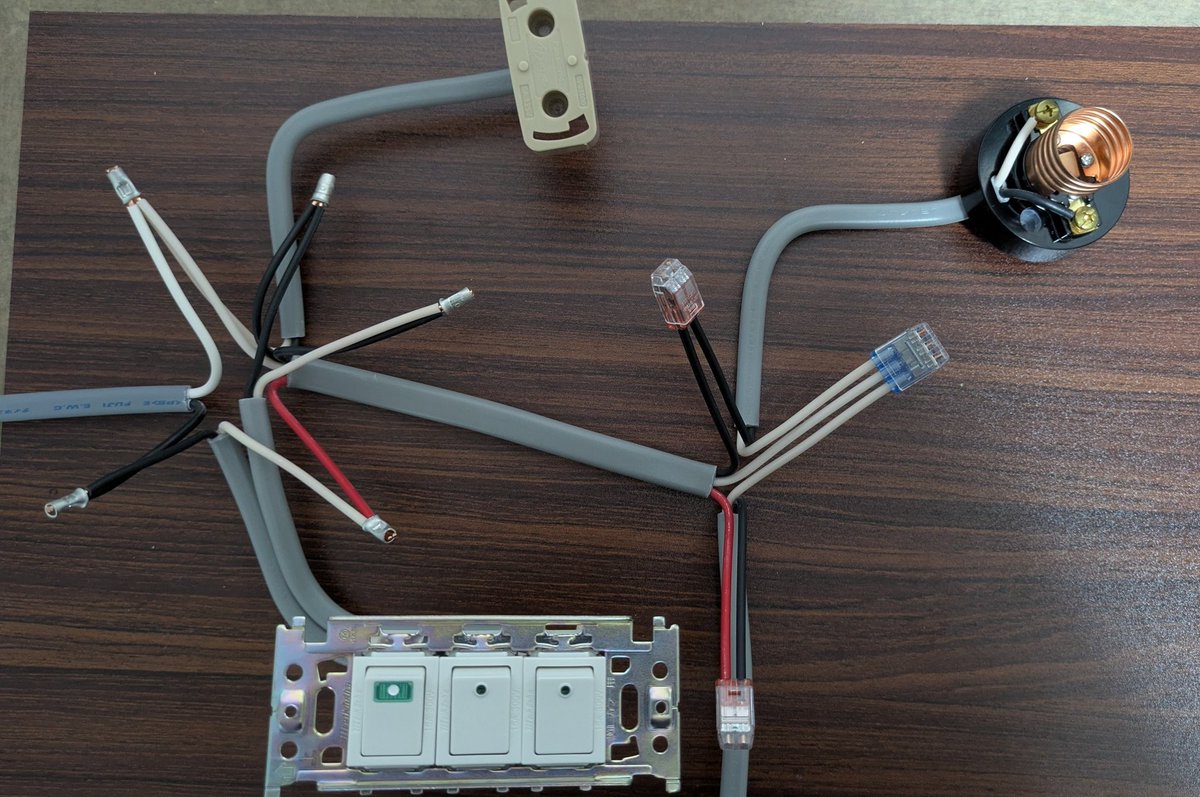 S4heno's tweet photo. ２週目No.1
23分くらい
そういえば電子工作だと黒がGNDなのにこっちだと白が接地なのフシギダネ https://t.co/jb83r2nog3