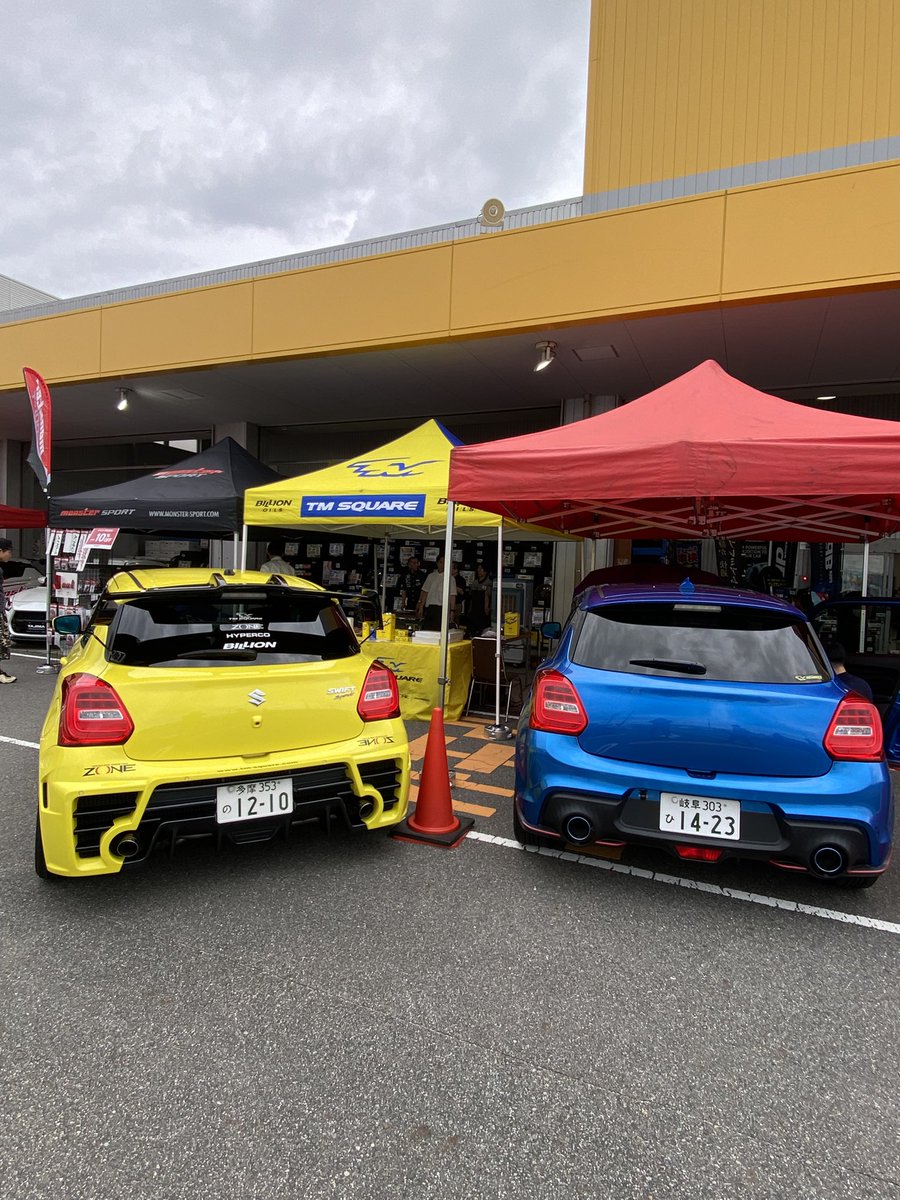 MSGT_Yamazaki's tweet photo. ジェームスのスイフトフェア🥳
「車種は違いますがメーカーは同じ」ってことで…😅
何か共通するパーツを物色しにきました🤗

「ソリオもよろしく〜✌️」

#スイフト #スイフトスポーツ #ジェームス #ソリオ #SUZUKI https://t.co/iFRlYlINmd