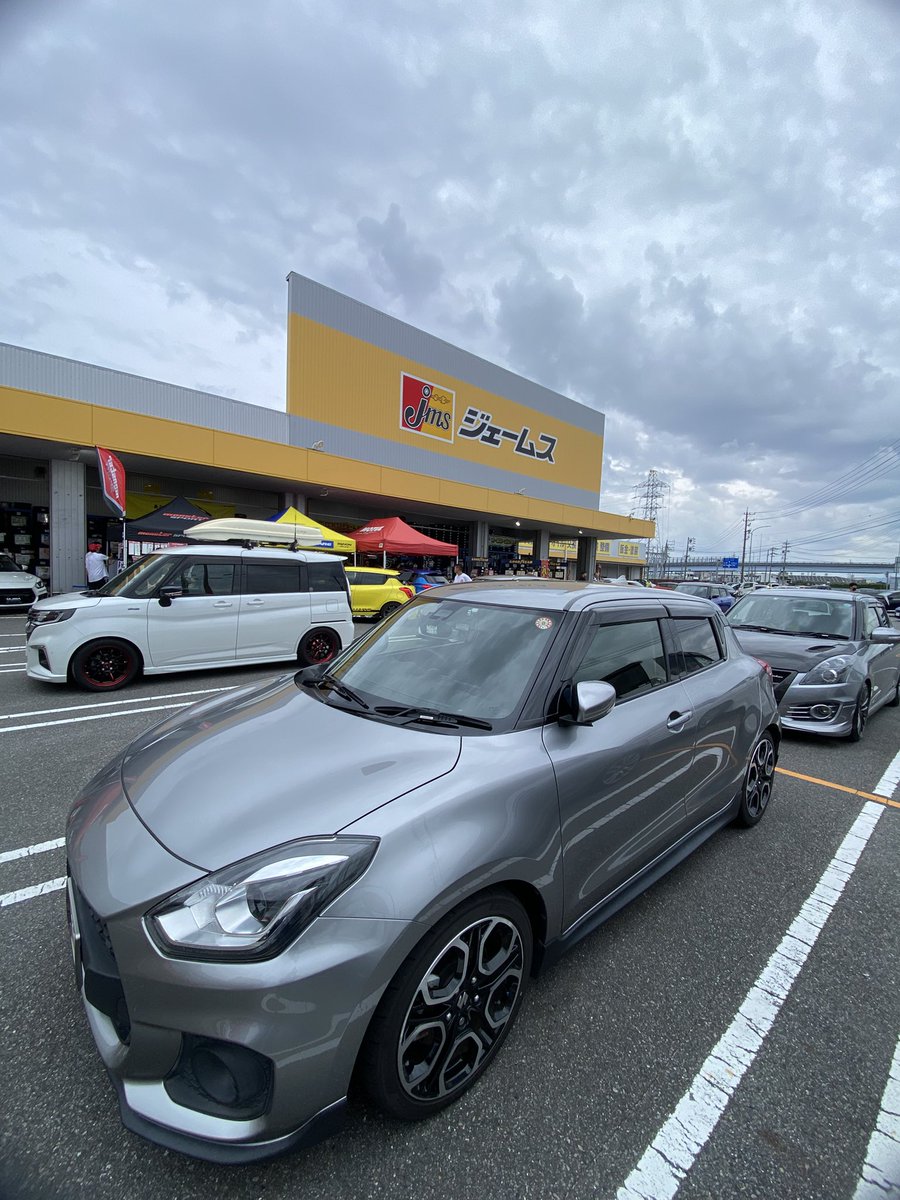 MSGT_Yamazaki's tweet photo. ジェームスのスイフトフェア🥳
「車種は違いますがメーカーは同じ」ってことで…😅
何か共通するパーツを物色しにきました🤗

「ソリオもよろしく〜✌️」

#スイフト #スイフトスポーツ #ジェームス #ソリオ #SUZUKI https://t.co/iFRlYlINmd