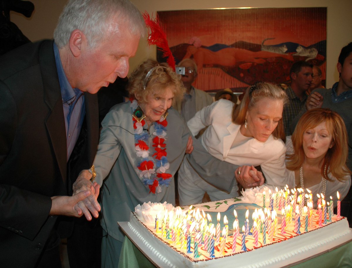 MeriaRmsTitanic's tweet photo. On 4th July 2010, Gloria Stuart, who played the elderly Rose in #Titanic (1997), celebrated her 100th birthday in the presence of her family and some of the Titanic movie crew (James Cameron, Suzy Amis &amp; Frances Fisher) at the ACE gallery in Beverly Hills. https://t.co/aLVZuwfOhP