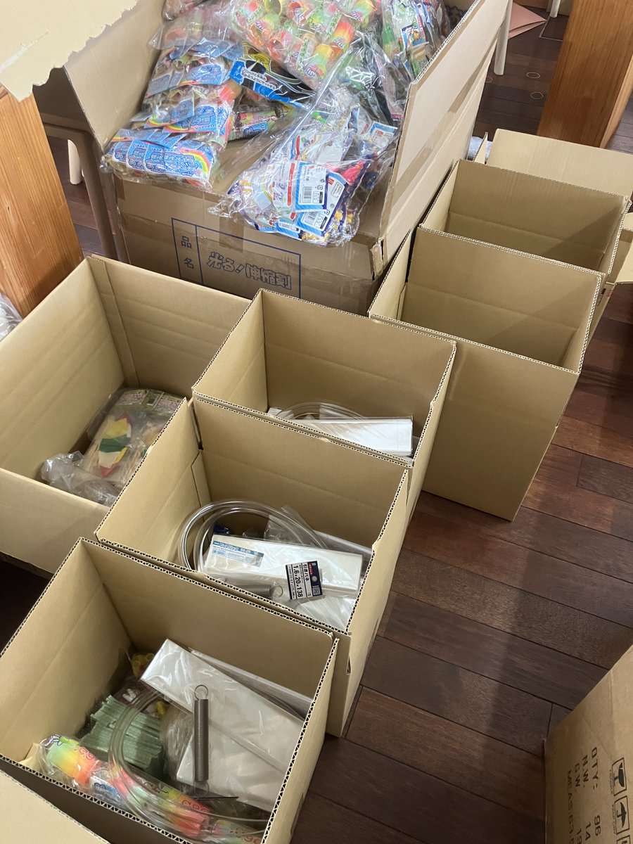 NPOLuctin's tweet photo. この夏に全国各地でお届けする親子孫〈たのしい仮説実験〉講座
〈はじめての力学〉
今回の講座も、豪華実験セットがキミのものに！
ということでそちらの準備も着々と進んでいます。「え、何、これおもちゃ？」と思うようなものもありますが、これも立派な実験セットです！詳しくは当日のお楽しみ！ https://t.co/DaWolhusnk