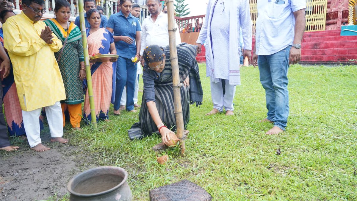 PravatiPOdisha's tweet photo. ଆଜି ଅନୁଗୋଳ ଜିଲ୍ଲାର କୋସଳା ଗ୍ରାମରେ ପୂଜିତା ମା' ରାମଚଣ୍ଡୀଙ୍କ ଦର୍ଶନ କରିବାର ସୌଭାଗ୍ୟ ମିଳିଲା । ମା'ଙ୍କ ନିକଟରେ ସମଗ୍ର ବିଶ୍ୱର ସୁଖ, ଶାନ୍ତି, ସମୃଦ୍ଧି ଓ କଲ୍ୟାଣ ପାଇଁ ପ୍ରାର୍ଥନା କଲି । #Kosala #Anugol https://t.co/gdlyjC1I9R