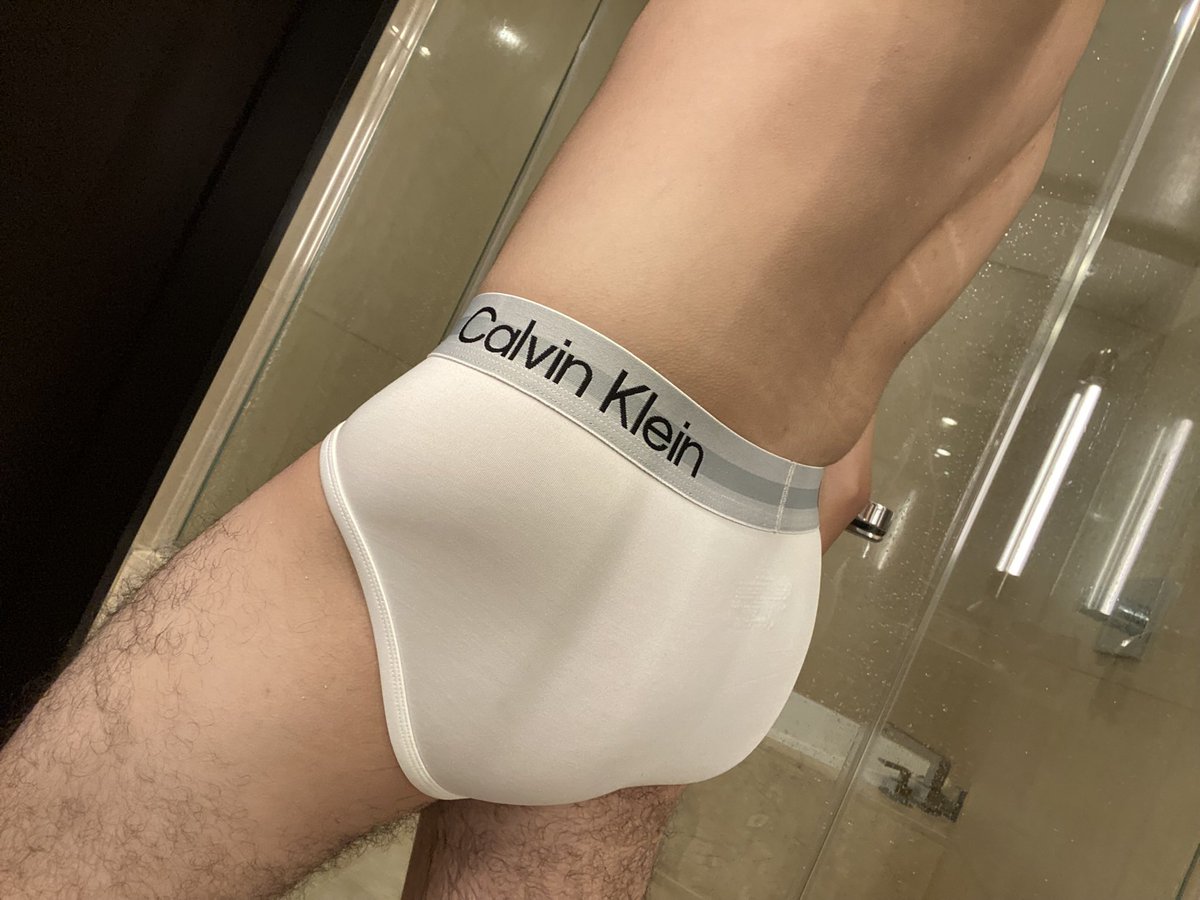 TwinkTTT's tweet photo. Qué tal les parecen estos briefs blancos de Calvin? 😮‍💨 https://t.co/QJQorMkbFd