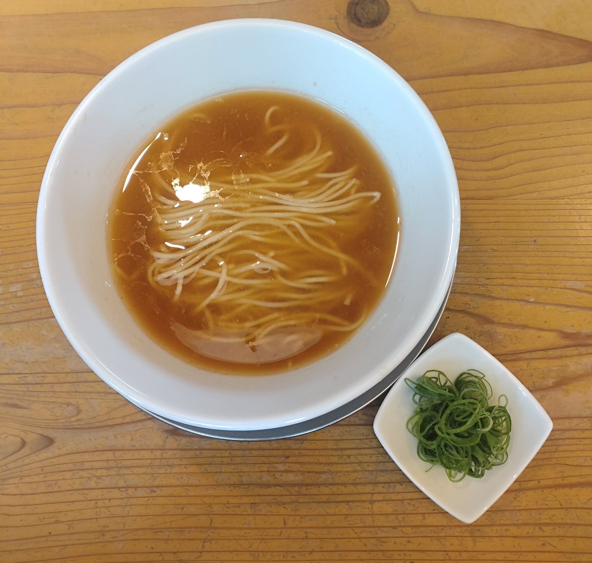 dadadahappy84's tweet photo. 金谷　めん奏心さん😸

かけ鶏そば
土曜日で出遅れたが少しの外待ちで入店👍
角席をゲットしての１杯🍜✨
今日もポッタポタッに仕上がった１杯は鶏の香りがファ〜っと着丼から襲ってくる…
やっぱり何回食べても旨いですね！
途中で葱を入れて一心不乱に完食ぅ〜♫ご馳走様でした🙏 https://t.co/1mn4H6MXea
