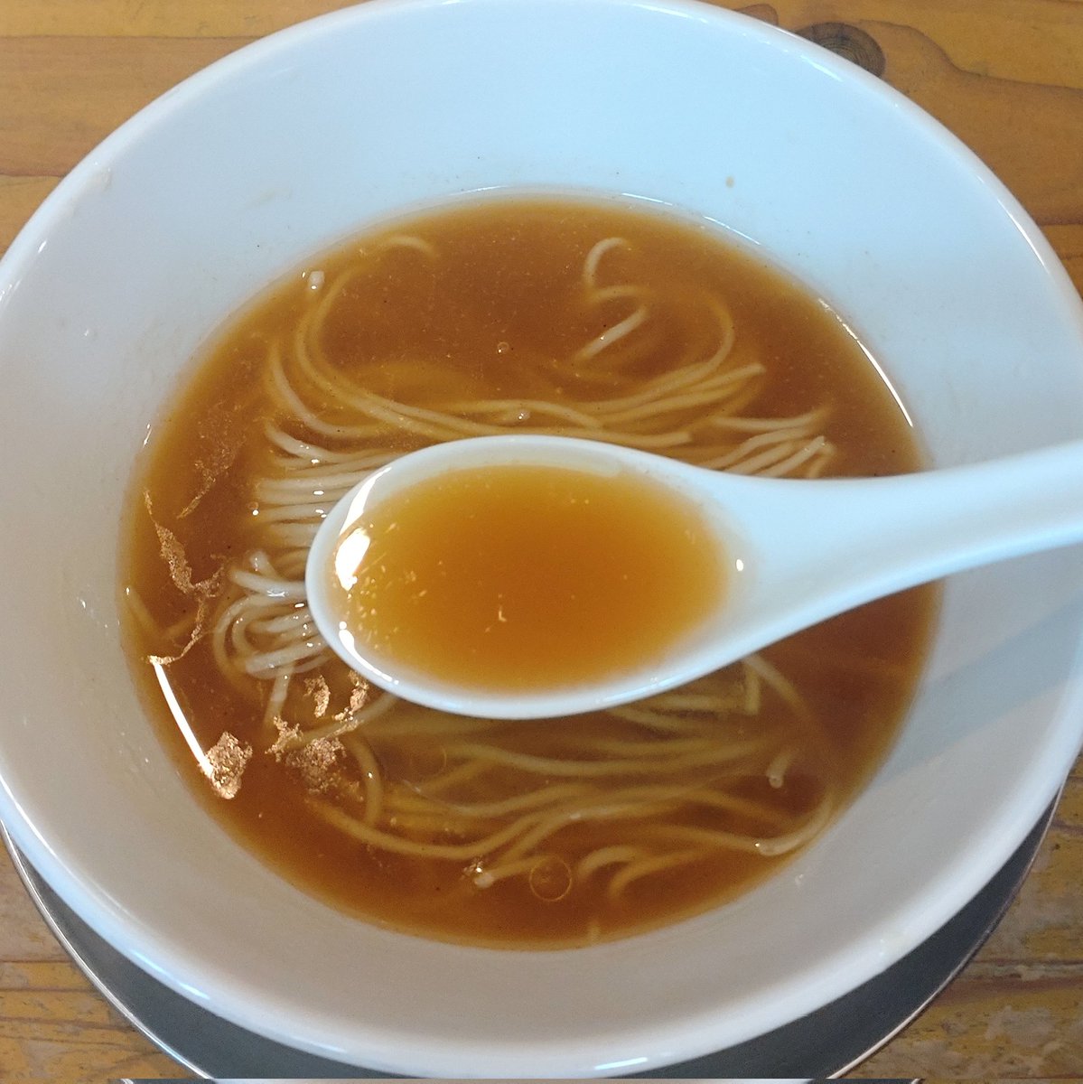 dadadahappy84's tweet photo. 金谷　めん奏心さん😸

かけ鶏そば
土曜日で出遅れたが少しの外待ちで入店👍
角席をゲットしての１杯🍜✨
今日もポッタポタッに仕上がった１杯は鶏の香りがファ〜っと着丼から襲ってくる…
やっぱり何回食べても旨いですね！
途中で葱を入れて一心不乱に完食ぅ〜♫ご馳走様でした🙏 https://t.co/1mn4H6MXea