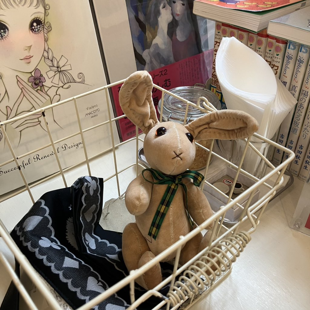 iceblue4242's tweet photo. 点滴堂さん @timeandlove の屋根裏部屋の蚤の市に行ってきた〜
アイスティーもいただきましてゆっくりと🫖
そしてDMのうさちゃんがまだ待っていたので娘へのお土産に🐇！ https://t.co/MTFwRksuDe