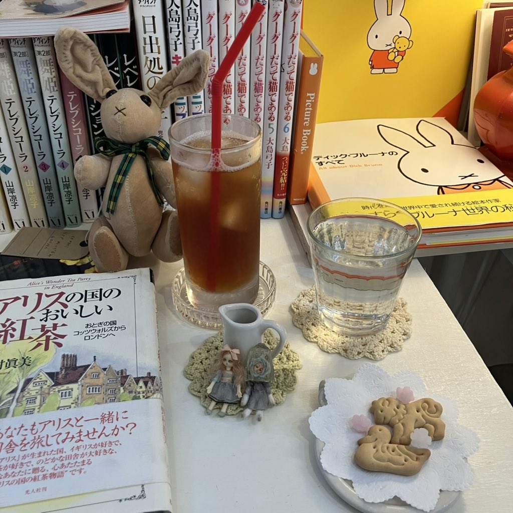 iceblue4242's tweet photo. 点滴堂さん @timeandlove の屋根裏部屋の蚤の市に行ってきた〜
アイスティーもいただきましてゆっくりと🫖
そしてDMのうさちゃんがまだ待っていたので娘へのお土産に🐇！ https://t.co/MTFwRksuDe