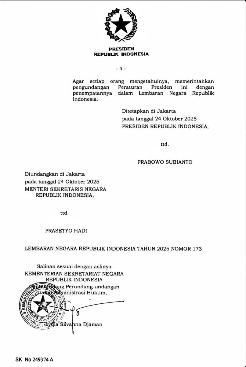 liogtttscrp's tweet photo. Akhir-akhir ini isu perdebatan pro kontra lgbtq semakin memanas. Penyebaran Budaya LGBTQ di Indonesia Dianggap Sebagai Ancaman Non Militer?? 

Prabowo Subianto telah mengesahkan Peraturan Presiden (Perpres) Nomor 111 Tahun 2025 tentang Kebijakan Umum Ketahanan Nasional.

Melalui regulasi ini, fenomena LGBTQ resmi dikategorikan sebagai salah satu bentuk ancaman nonmiliter di bidang sosial dan budaya. Aturan ini menempatkan penyebaran budaya tersebut sejajar dengan ancaman lain seperti terorisme, narkotika, radikalisme, dan judi online.

Kebijakan ini berfungsi sebagai panduan strategis bagi kementerian, lembaga, dan pemerintah daerah. Terkait dengan payung hukum Undang- Undang, DPR RI saat ini juga sedang mengkaji usulan Rancangan Undang-Undang (RUU) Pidana yang berkaitan dengan LGBT.

Menurut kalian gimana??