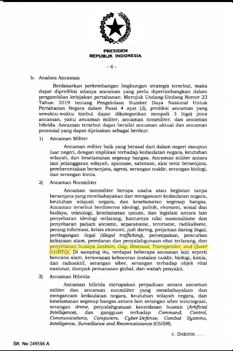 liogtttscrp's tweet photo. Akhir-akhir ini isu perdebatan pro kontra lgbtq semakin memanas. Penyebaran Budaya LGBTQ di Indonesia Dianggap Sebagai Ancaman Non Militer?? 

Prabowo Subianto telah mengesahkan Peraturan Presiden (Perpres) Nomor 111 Tahun 2025 tentang Kebijakan Umum Ketahanan Nasional.

Melalui regulasi ini, fenomena LGBTQ resmi dikategorikan sebagai salah satu bentuk ancaman nonmiliter di bidang sosial dan budaya. Aturan ini menempatkan penyebaran budaya tersebut sejajar dengan ancaman lain seperti terorisme, narkotika, radikalisme, dan judi online.

Kebijakan ini berfungsi sebagai panduan strategis bagi kementerian, lembaga, dan pemerintah daerah. Terkait dengan payung hukum Undang- Undang, DPR RI saat ini juga sedang mengkaji usulan Rancangan Undang-Undang (RUU) Pidana yang berkaitan dengan LGBT.

Menurut kalian gimana??