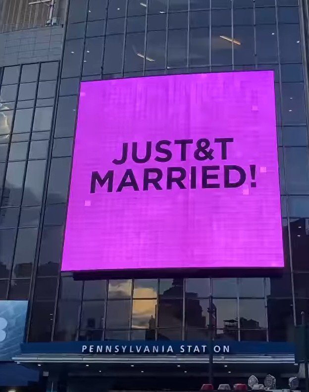 CheekyMaveric's tweet photo. Taylor Swift and Travis Kelce are officially married 💍 💕 https://t.co/C9nPlpiy9y