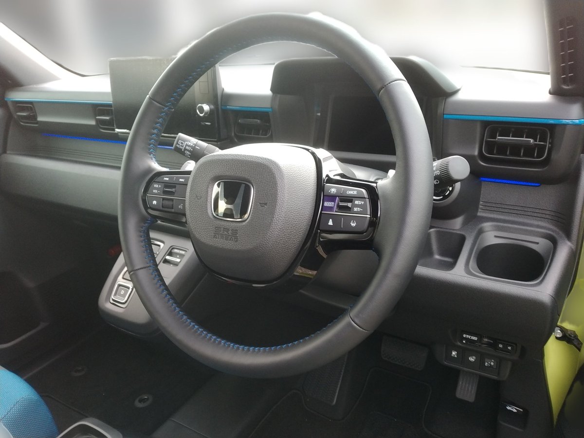 kakko_ho's tweet photo. Nコロの点検中。
ついでにスーパーワンを試乗。
結構スポーツ寄りで運転楽しいぞ。ただ、充電１回の走行距離が短くて自分の生活環境では難しいかな。
あと、このシート売ってください。 https://t.co/bcRm1HrL68