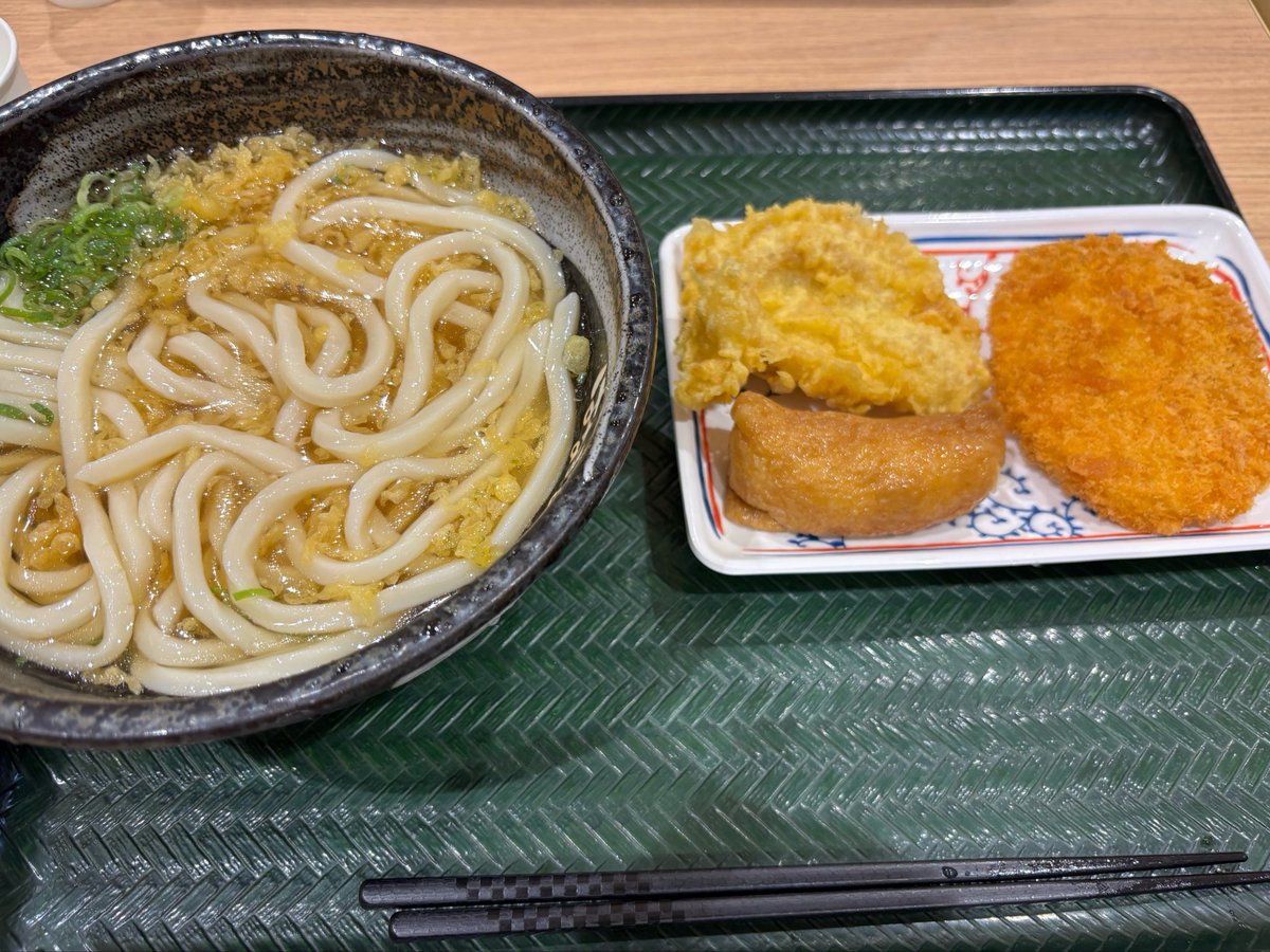 Jackn141's tweet photo. 今日のお昼は「はなまるうどん」
冷やかけ、コロッケ、とり天、おいなり(娘のやつ) https://t.co/SKM9YuCvut