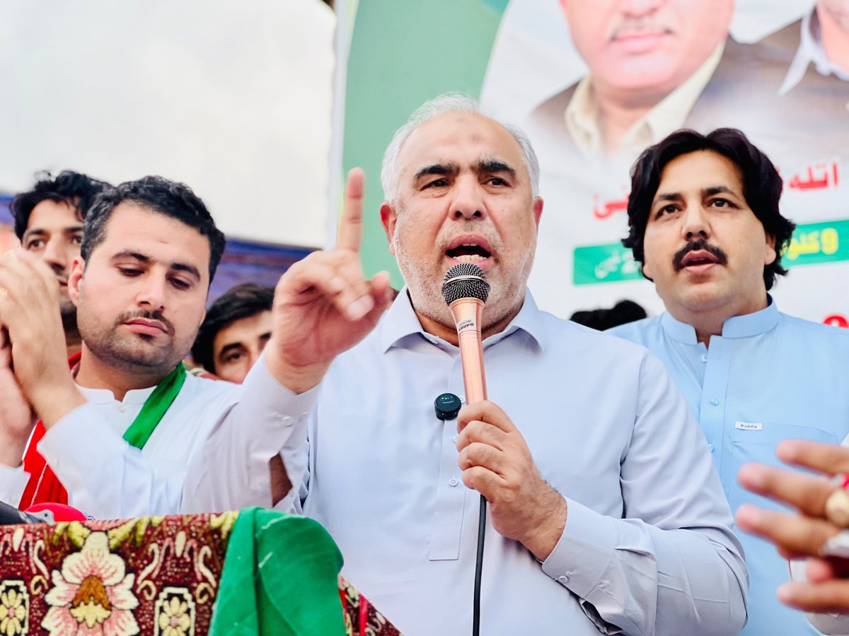 PTIKPOfficial's tweet photo. پی ٹی آئی کے سینئر رہنما و سابق اسپیکر قومی اسمبلی اسد قیصر تحصیل ٹوپی گدون بیر گلی میں ترقیاتی منصوبوں کی افتتاحی تقریب سے خطاب ۔

تحصیل ٹوپی کے علاقے گدون میں  منگل چائی روڈ اور دالوڑی بکس کلوٹ ،چینئ تا پکراڑی 4.3کلومیٹر روڈ ، گدون مین اتلہ تا کنڈ شلمانی 9کلومیٹر روڈ کا افتتاح کیا ۔

تقریب سے خطاب کرتے ہوئے کہا کہ عوام سے ان کے ووٹ کا حق چھین لیا گیا ہے، اور جب عوام اپنے حقیقی نمائندے کا انتخاب نہیں کر سکتے تو جنہیں نمائندگی دی جاتی ہے، وہ خود کو عوام کے سامنے جواب دہ نہیں سمجھتے۔ انہوں نے کہا کہ عمران خان عوام کے ووٹ، آئین کی بالادستی اور آزاد عدلیہ کے لیے جیل میں ہیں۔ اگر وہ اصولوں پر سمجھوتہ کر لیتے تو آج جیل سے باہر ہوتے، لیکن وہ عوام کے حقوق پر کسی صورت سمجھوتہ نہیں کریں گے۔