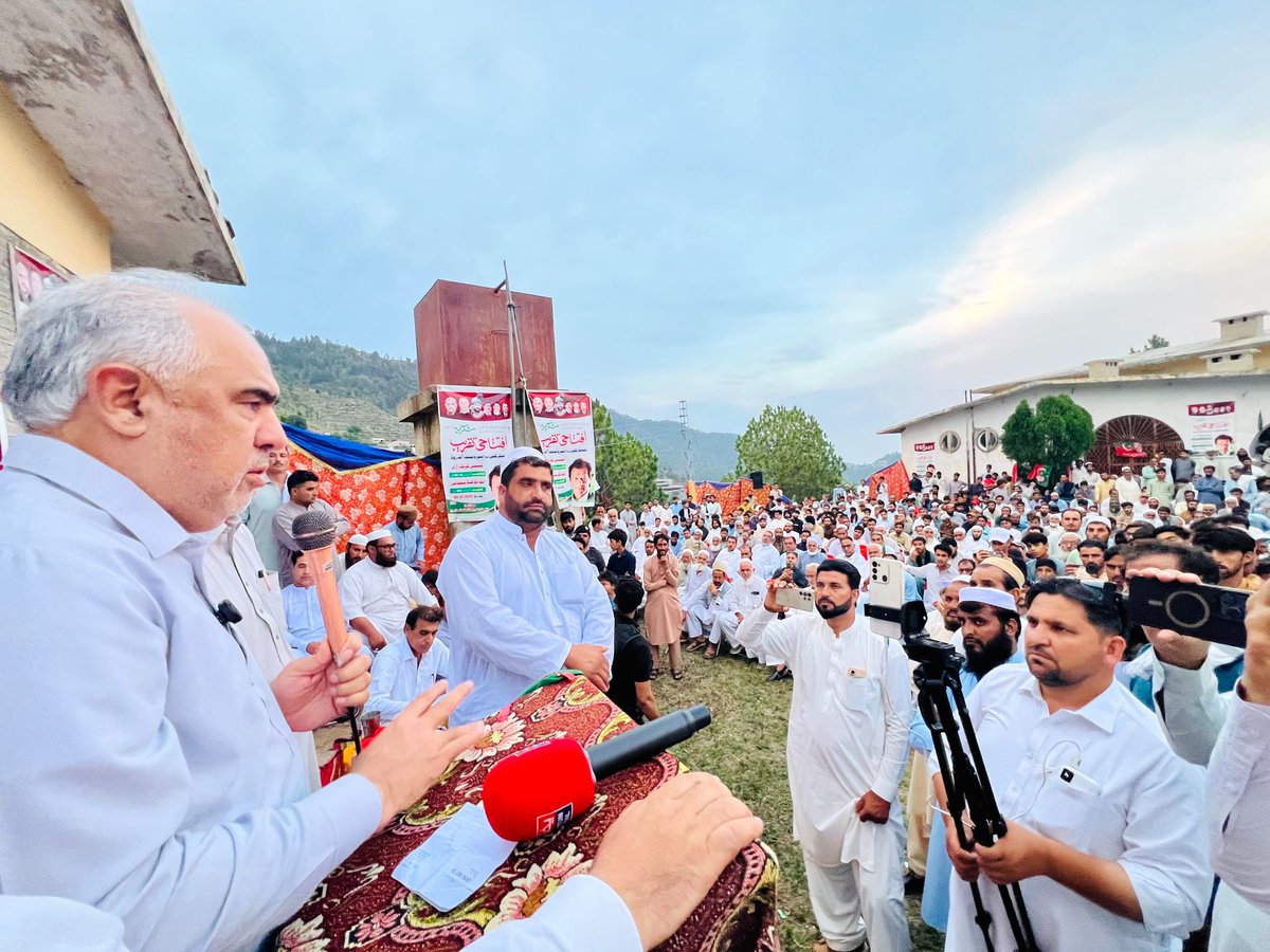 PTIKPOfficial's tweet photo. پی ٹی آئی کے سینئر رہنما و سابق اسپیکر قومی اسمبلی اسد قیصر تحصیل ٹوپی گدون بیر گلی میں ترقیاتی منصوبوں کی افتتاحی تقریب سے خطاب ۔

تحصیل ٹوپی کے علاقے گدون میں  منگل چائی روڈ اور دالوڑی بکس کلوٹ ،چینئ تا پکراڑی 4.3کلومیٹر روڈ ، گدون مین اتلہ تا کنڈ شلمانی 9کلومیٹر روڈ کا افتتاح کیا ۔

تقریب سے خطاب کرتے ہوئے کہا کہ عوام سے ان کے ووٹ کا حق چھین لیا گیا ہے، اور جب عوام اپنے حقیقی نمائندے کا انتخاب نہیں کر سکتے تو جنہیں نمائندگی دی جاتی ہے، وہ خود کو عوام کے سامنے جواب دہ نہیں سمجھتے۔ انہوں نے کہا کہ عمران خان عوام کے ووٹ، آئین کی بالادستی اور آزاد عدلیہ کے لیے جیل میں ہیں۔ اگر وہ اصولوں پر سمجھوتہ کر لیتے تو آج جیل سے باہر ہوتے، لیکن وہ عوام کے حقوق پر کسی صورت سمجھوتہ نہیں کریں گے۔