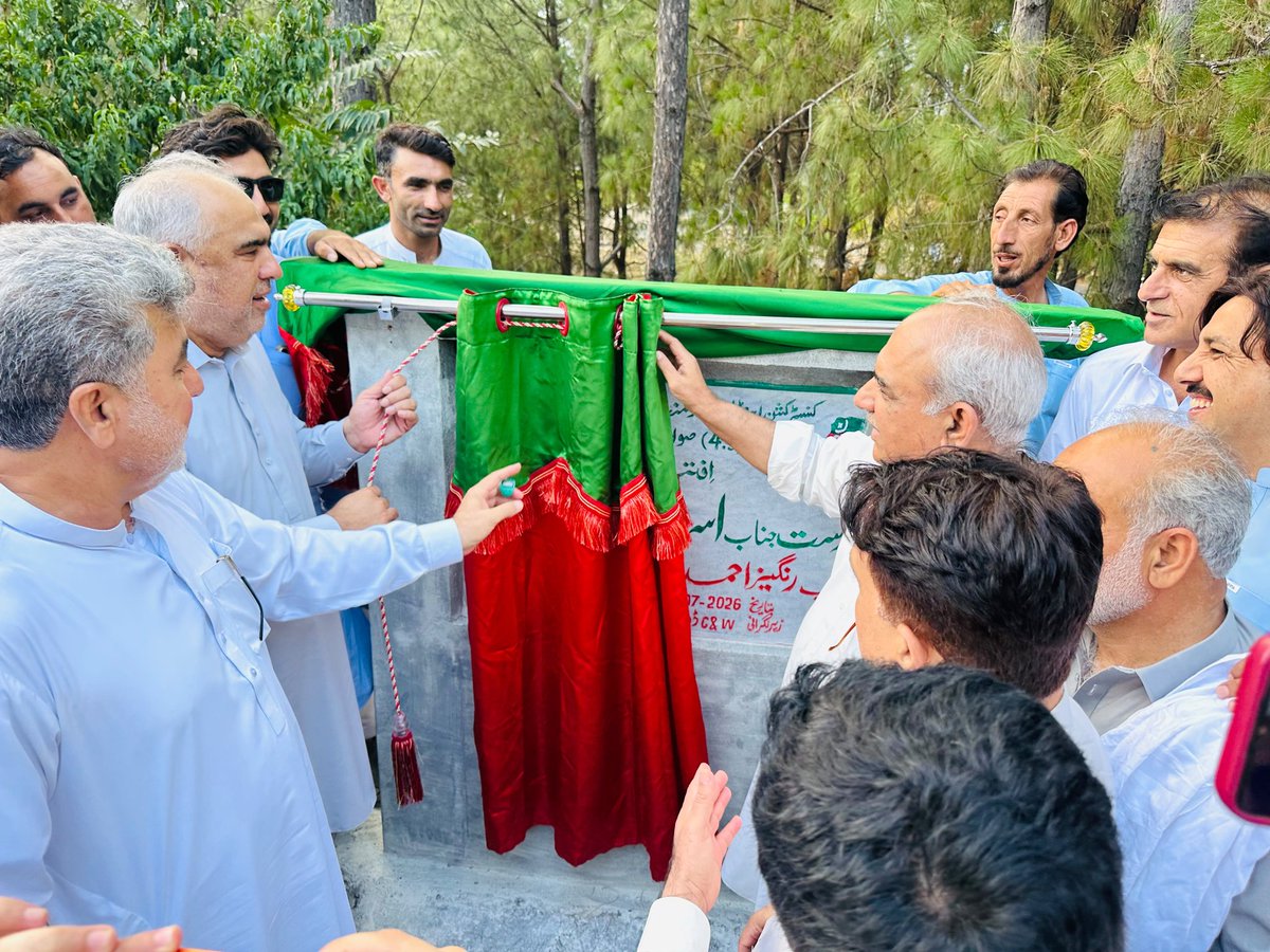 PTIKPOfficial's tweet photo. پی ٹی آئی کے سینئر رہنما و سابق اسپیکر قومی اسمبلی اسد قیصر تحصیل ٹوپی گدون بیر گلی میں ترقیاتی منصوبوں کی افتتاحی تقریب سے خطاب ۔

تحصیل ٹوپی کے علاقے گدون میں  منگل چائی روڈ اور دالوڑی بکس کلوٹ ،چینئ تا پکراڑی 4.3کلومیٹر روڈ ، گدون مین اتلہ تا کنڈ شلمانی 9کلومیٹر روڈ کا افتتاح کیا ۔

تقریب سے خطاب کرتے ہوئے کہا کہ عوام سے ان کے ووٹ کا حق چھین لیا گیا ہے، اور جب عوام اپنے حقیقی نمائندے کا انتخاب نہیں کر سکتے تو جنہیں نمائندگی دی جاتی ہے، وہ خود کو عوام کے سامنے جواب دہ نہیں سمجھتے۔ انہوں نے کہا کہ عمران خان عوام کے ووٹ، آئین کی بالادستی اور آزاد عدلیہ کے لیے جیل میں ہیں۔ اگر وہ اصولوں پر سمجھوتہ کر لیتے تو آج جیل سے باہر ہوتے، لیکن وہ عوام کے حقوق پر کسی صورت سمجھوتہ نہیں کریں گے۔