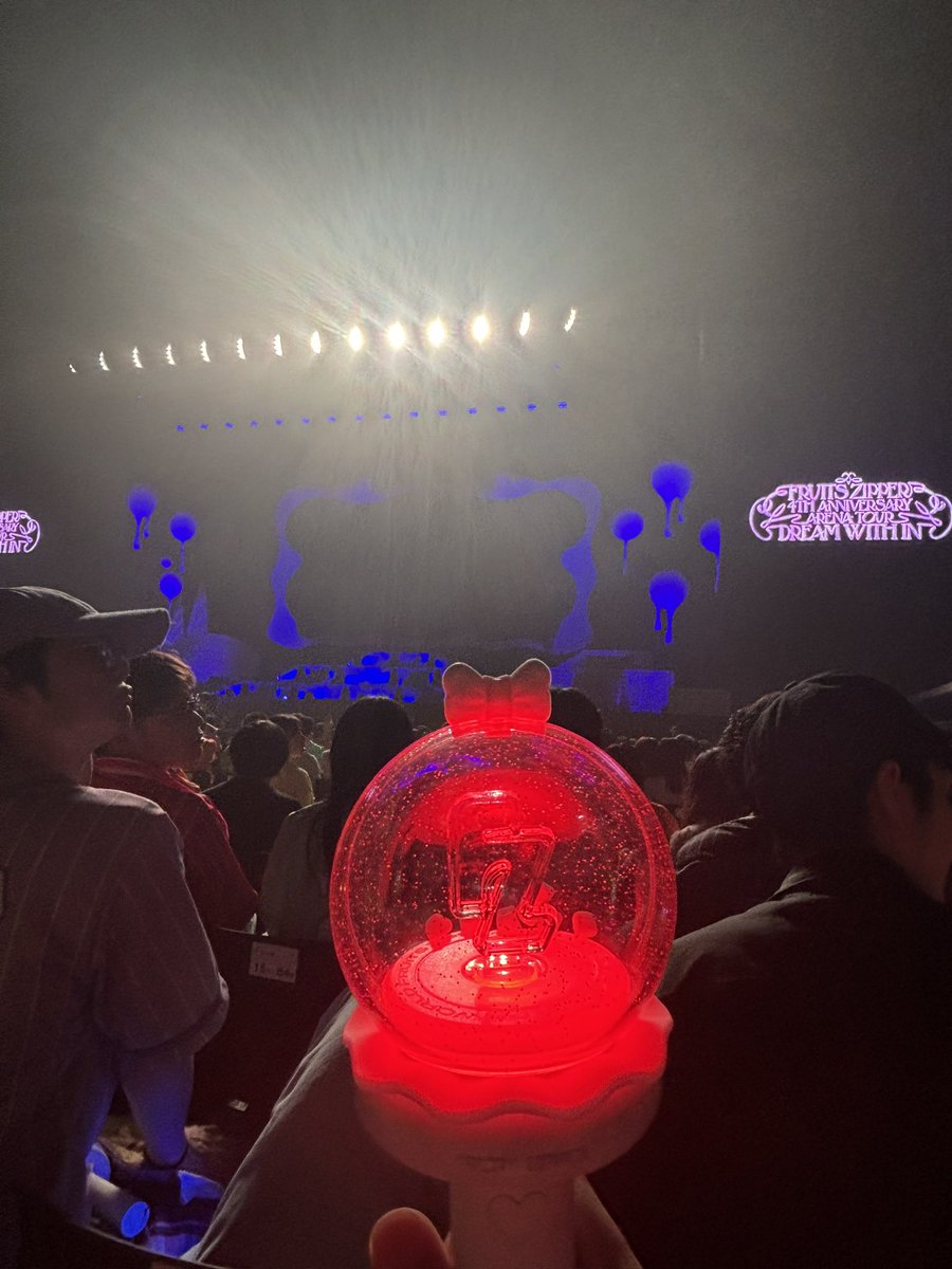 RyotaLAB_0208's tweet photo. 開演2分前に現着
今日はアリーナから！！
ほぼ通路側で激アツちゃんねる

#ふるっぱー
#FRUITSZIPPER
#月足天音 https://t.co/OoSltwgnEo