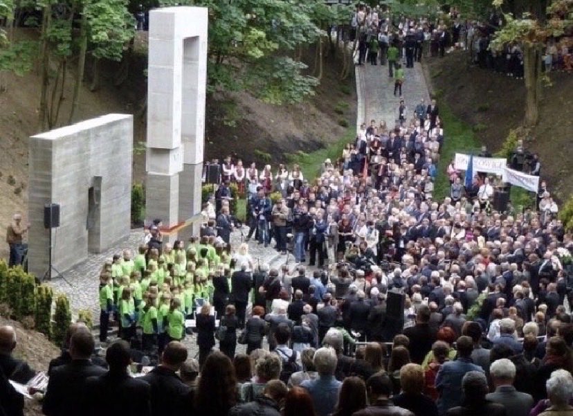 FXMC1957's tweet photo. 4 July 1941. German SS Einsatzgruppen massacre of Polish academics, scientists and writers occurred in the German occupied city of Lviv (now in Ukraine). https://t.co/pRJojLdp2N