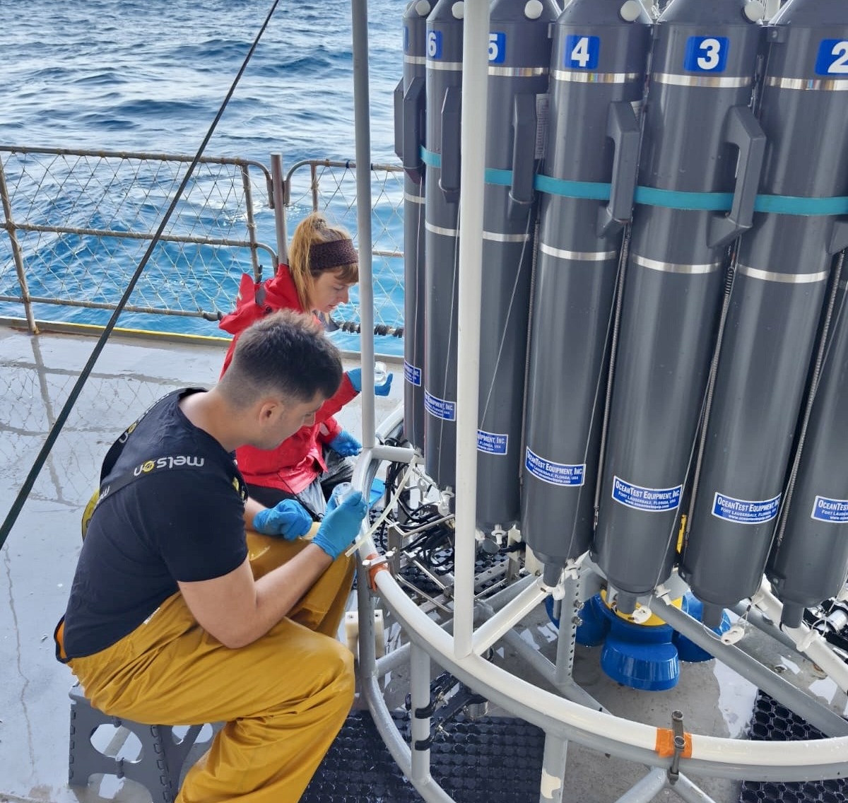 CSIC's tweet photo. 💨El #océano ha absorbido entre el 20-30 % del #CO2 desde la industrialización

➡️Esta absorción tiene efectos sobre la química marina o el pH del agua

🔬El @IIM_CSIC lidera un proyecto para estudiar el papel del océano frente al #cambioclimático 

👉https://t.co/VcEN0UvxSk https://t.co/Pta6dcV7mA