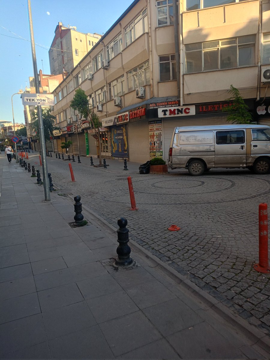 graphicturk's tweet photo. @kanal_26 @eskvaliligi @DrErdincYILMAZ1 Her yeri defalarca uyarmamıza rağmen İstiklal MH Yeşiltepe sokak girişi etraftaki esnaf tarafından tek yön sokak girişi olduğu halde otopark gibi kullanılırken ne trafiğin ne zabıtanın bir işlem yapmaması ilginç https://t.co/fy9a0KRIx1